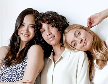 3 models promoting the Genesis Collection by Kerastase