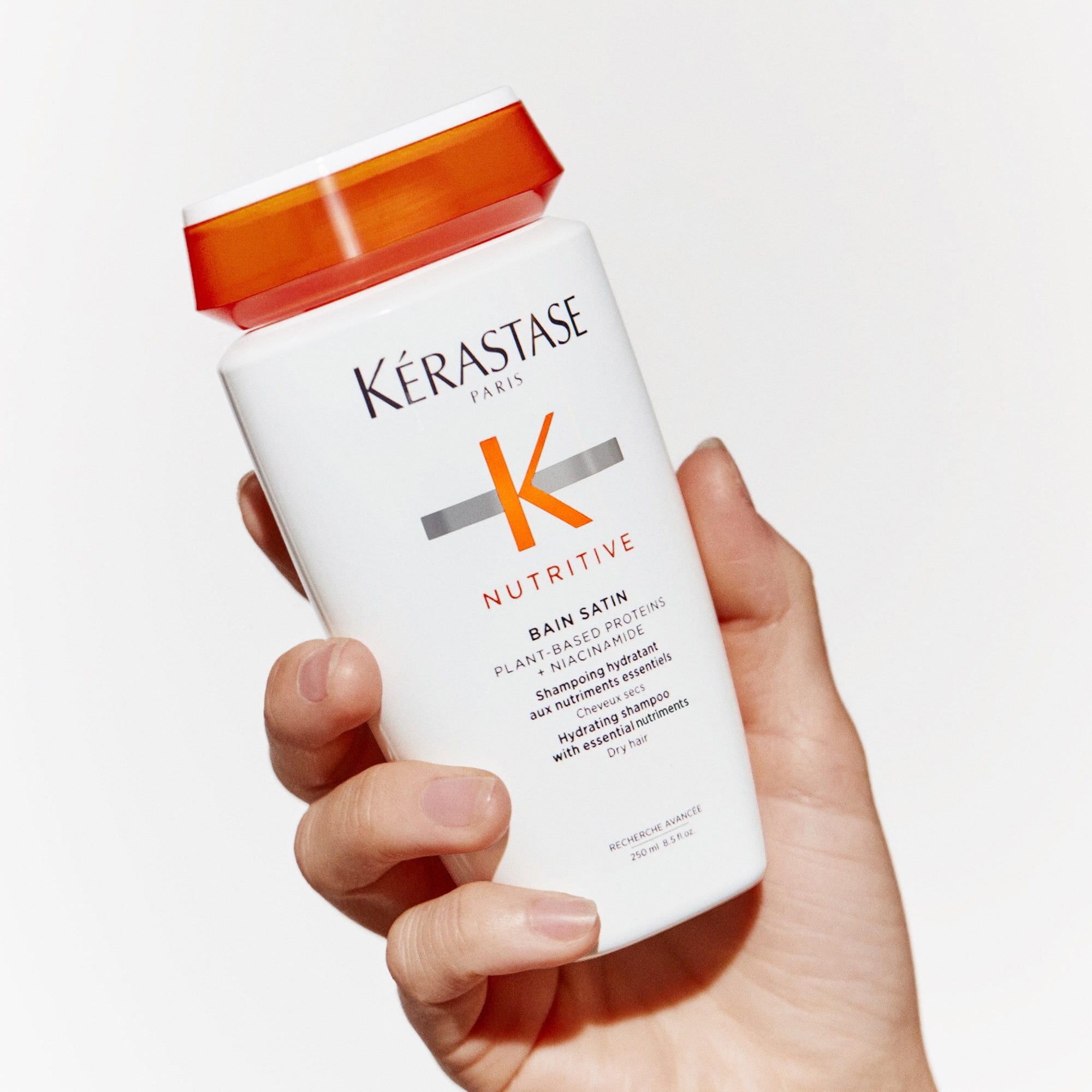 Kerastase Shampoing Nutritive Bain Satin pour Cheveux Secs Produit en Main