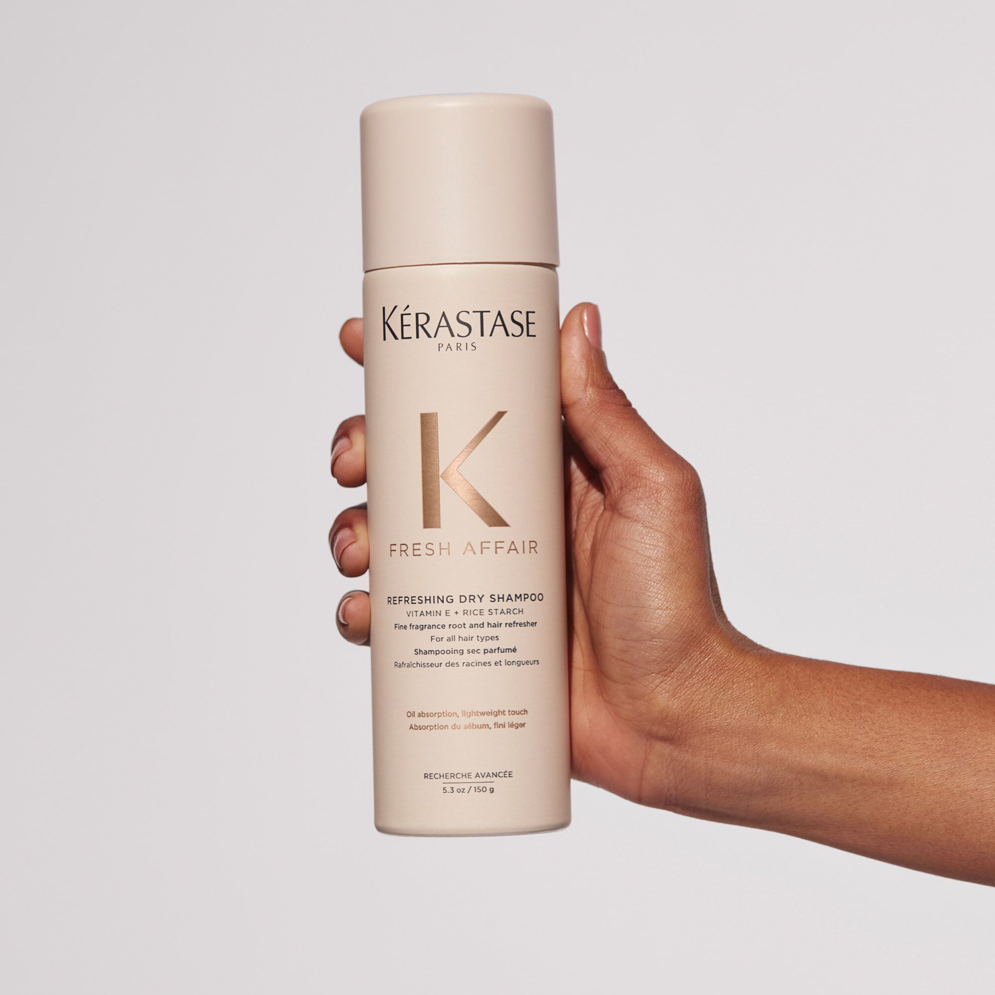 Kerastase Fresh Affair Fresh Affair Shampoing sec pour tous types de cheveux produit en main