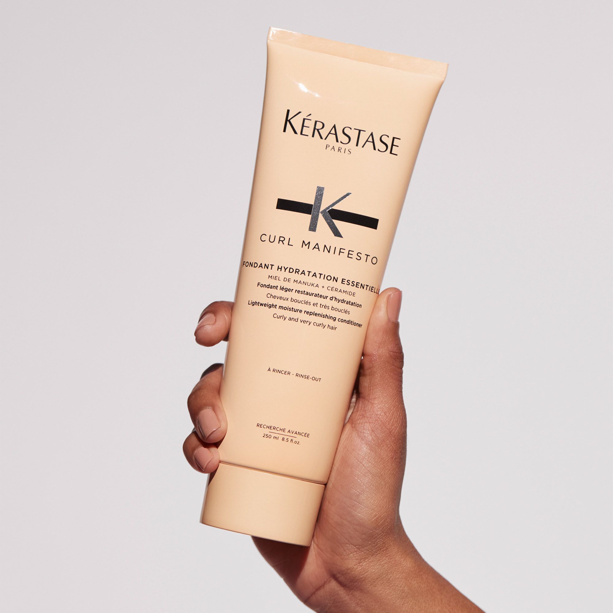 Kerastase Fondant Hydratation Essentielle Curl Manifesto Revitalisant pour cheveux boucles produit en main
