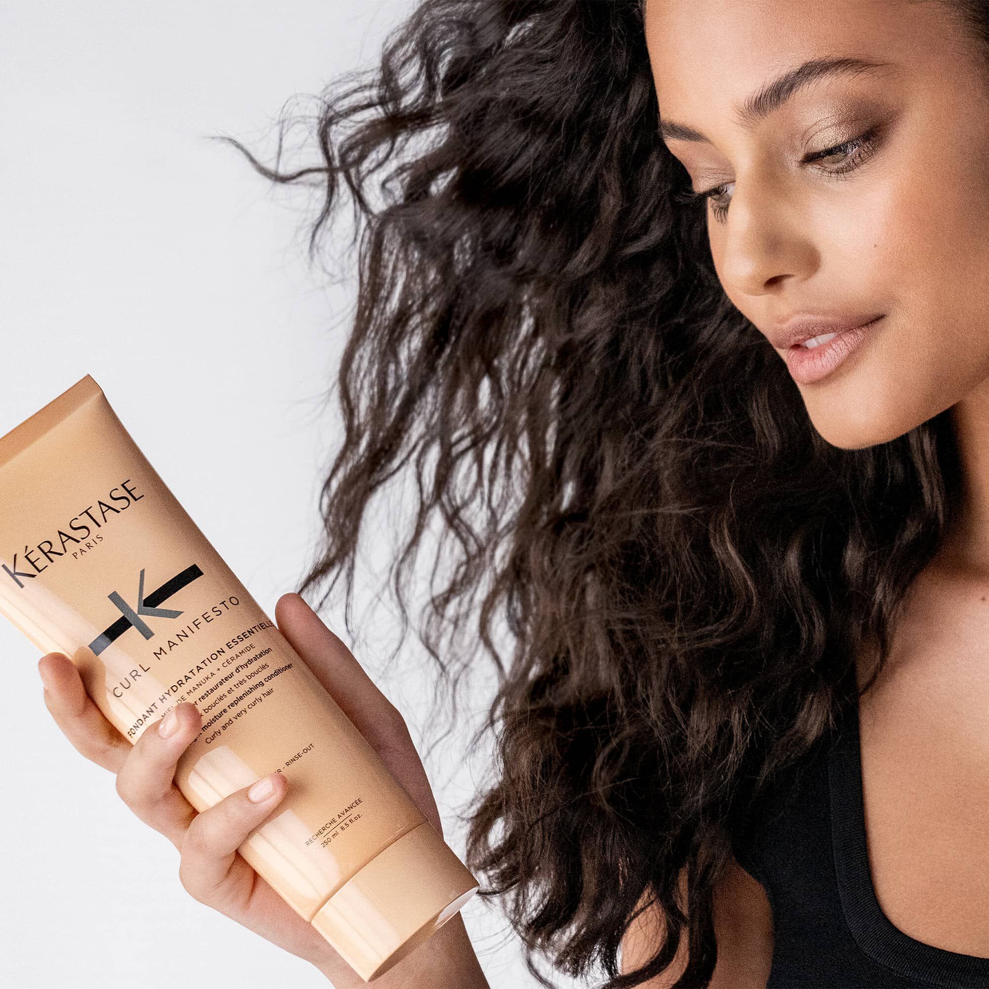 Kerastase Fondant Hydratation Essentielle Curl Manifesto Revitalisant pour cheveux boucles modele