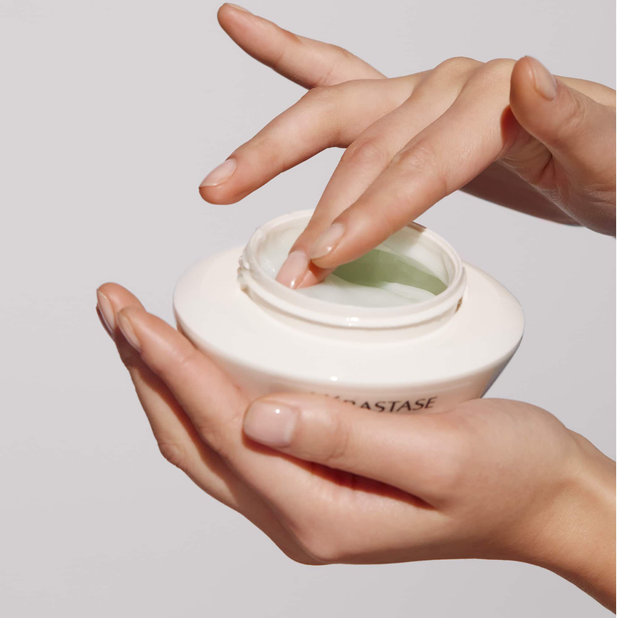 Kerastase Masque Rehydratant Specifique Traitement pour cuir chevelu equilibre produit en main