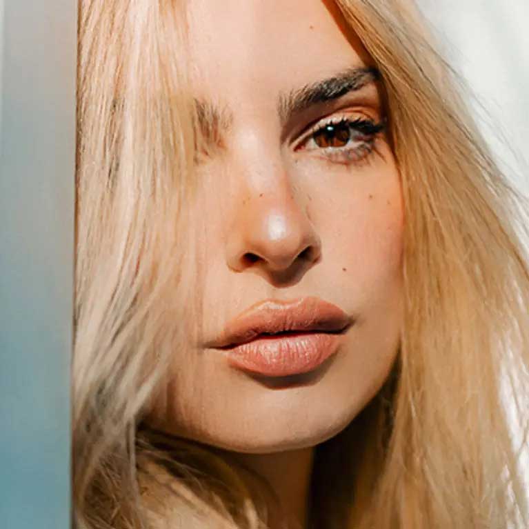Emily Ratajkowski goes blonde image 6