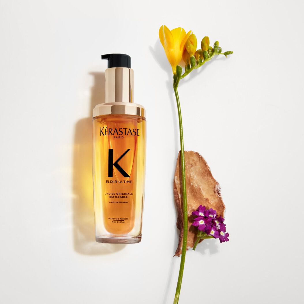 Grâce aux huiles de camélia sauvage et de camélia français, la nouvelle l’huile Elixir Ultime en format rechargeable offre une brillance et une souplesse de longue durée, avec un fini léger et un parfum exquis.