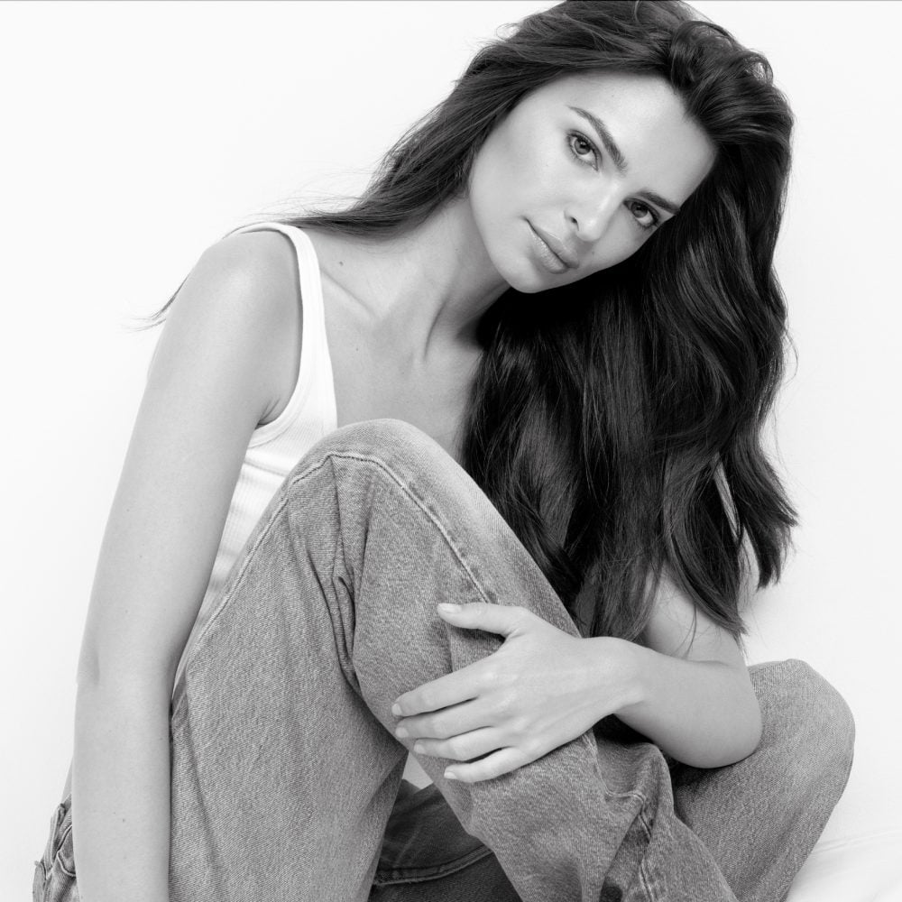 Emily Ratajkowski montre ses superbes cheveux, à l’apparence saine et brillante.