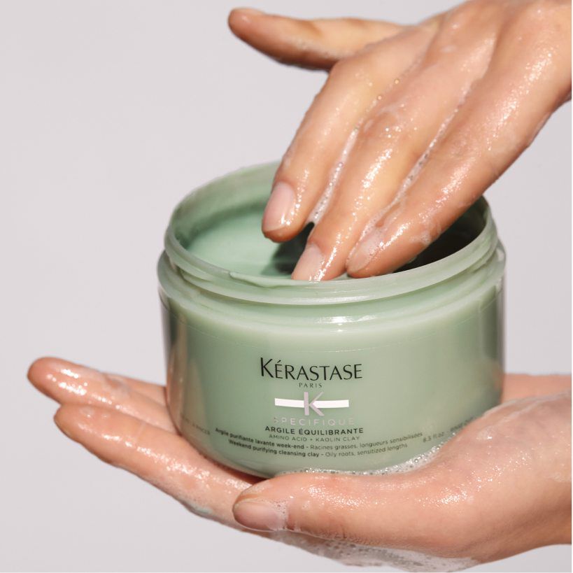 La texture douce de notre masque en argile purifiant pour cuir chevelu Argile Équilibrante en fait le choix parfait pour détoxifier et purifier le cuir chevelu ainsi qu’éliminer les particules de pollution et les impuretés.
