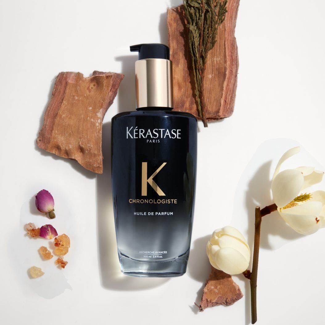 En plus de revitaliser et régénérer les cheveux ternes, l’huile capillaire Chronologiste apporte une touche unique de parfums, avec des notes de cèdre, de magnolia et de rose-thé. En plus de revitaliser et régénérer les cheveux ternes, l’huile capillaire Chronologiste apporte une touche unique de parfums, avec des notes de cèdre, de magnolia et de rose-thé.