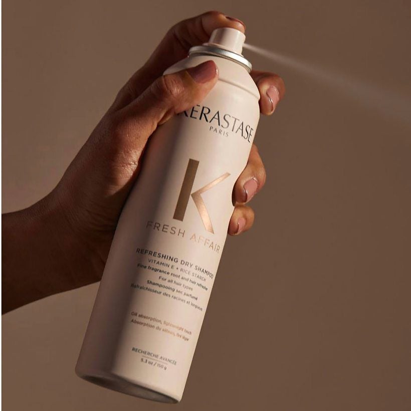La brillance causée par le sébum peut rendre les cheveux plus ternes. Le shampooing sec Fresh Affair absorbe l’excès de sébum sur le cuir chevelu et les cheveux et permet de les rafraîchir facilement.
